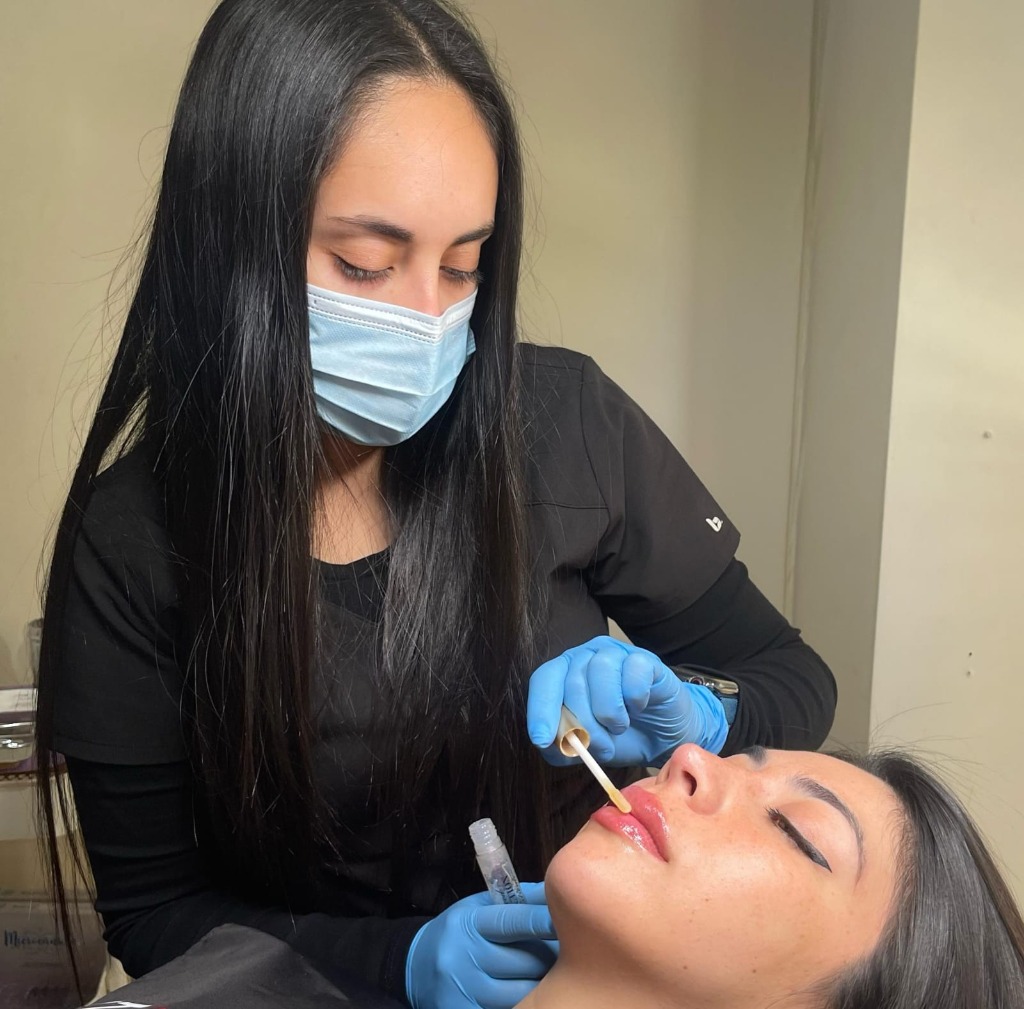 Dra. Javiera Wajner realizando tratamiento estético de labios