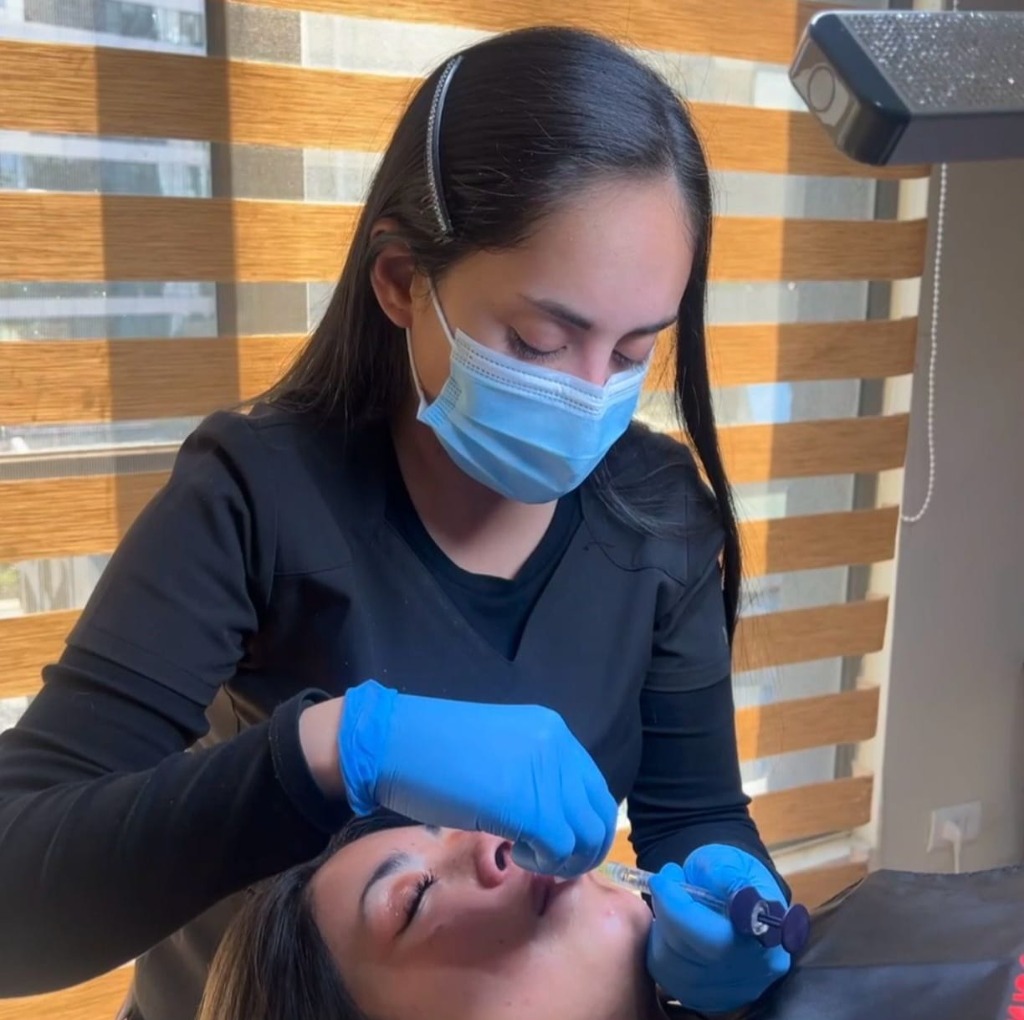 Dra. Javiera Wajner realizando aplicación clínica